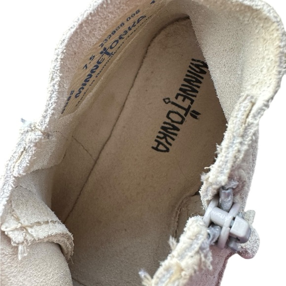 Minnetonka ladies off white fringe suede leather moccasin ankle zip shoes 7.5 - Picture 7 of 7